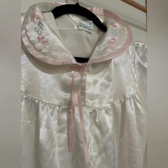 Elegant vintage style White Satin Night gown - Picture 5 of 9